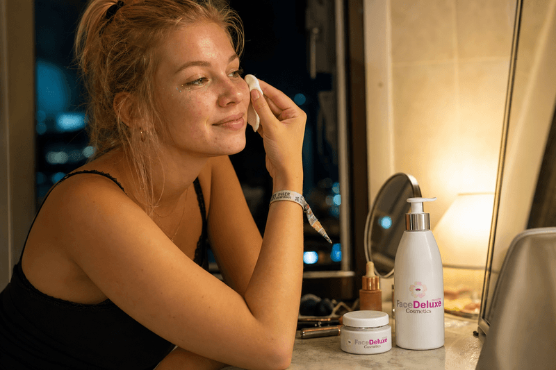 Akné po letním koncertu: make-up, pot a SPF bez pupínků